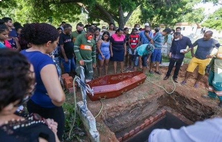 Dor e emoção marcam o sepultamento de Janaína Bezerra