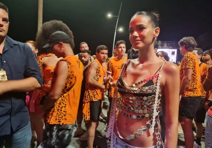 Bruna Marquezine curte terceiro dia de carnaval em Salvador