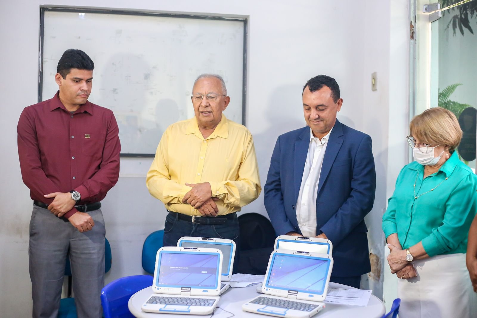 Dr. Pessoa anuncia entrega de mais tablets para alunos da rede municipal