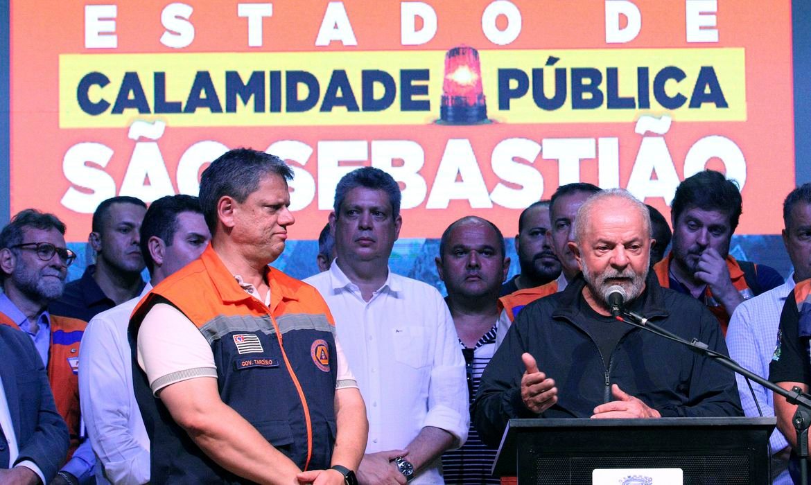 Lula visita São Paulo e promete reconstrução de casas em áreas seguras
