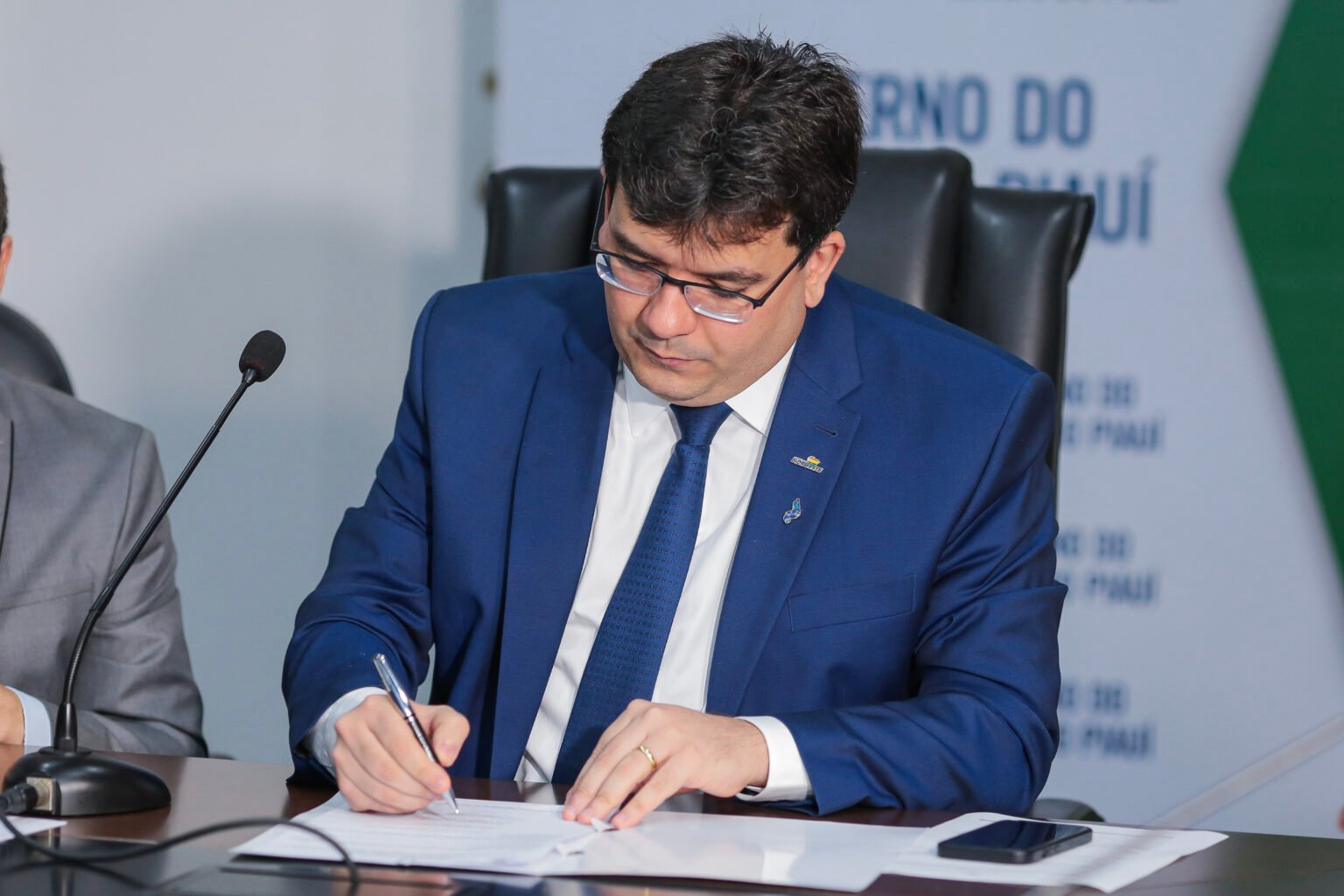 Rafael Fonteles assina ordem de serviço para pavimentação da PI-392