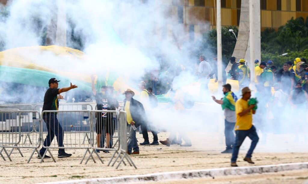 Alexandre de Moraes manda soltar mais 102 presos por atos golpistas