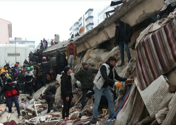 Número de mortos em terremoto na Turquia e Síria passa de 3 mil