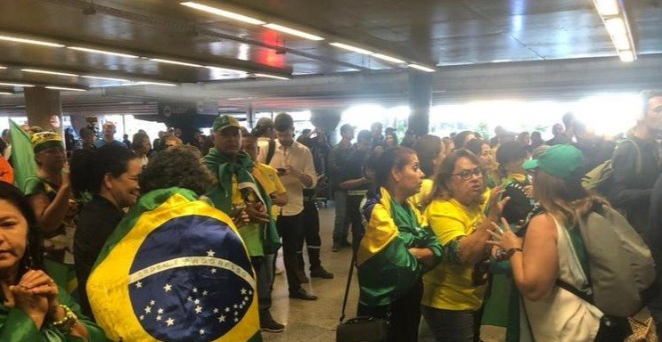 Bolsonaro retorna ao Brasil após temporada nos EUA