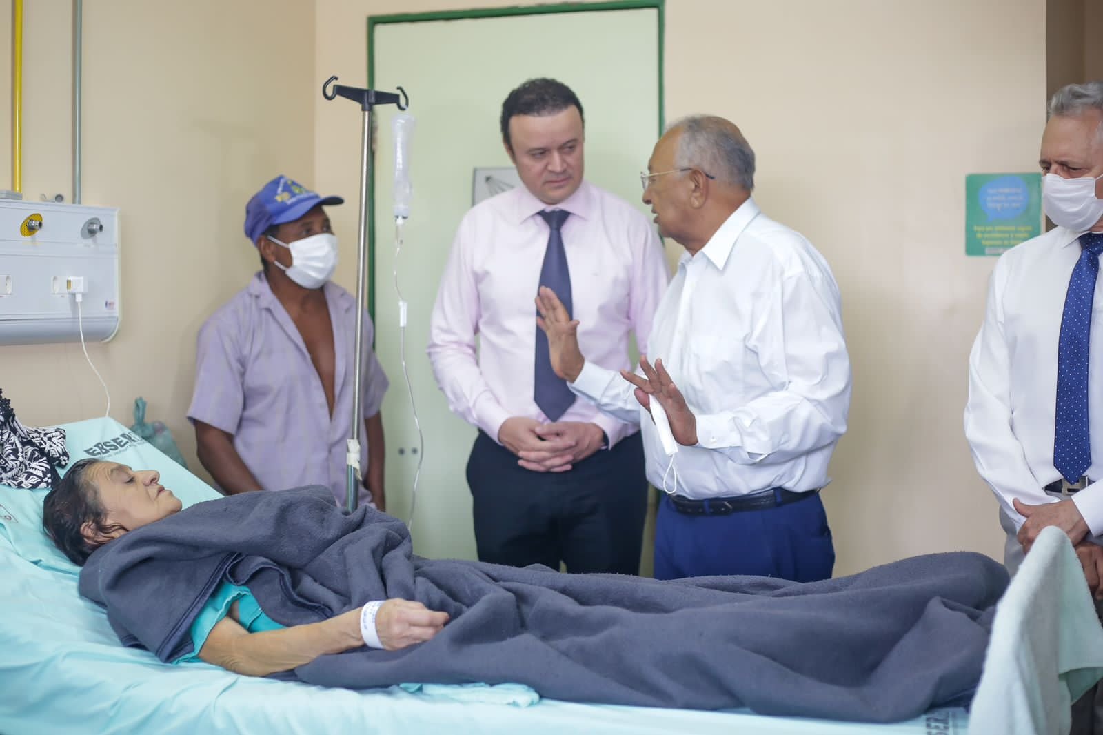 Dr. Pessoa visita pacientes do Hospital do Dirceu transferidos para o HU-UFPI