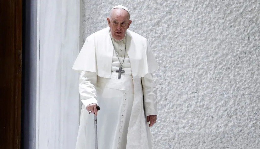 Papa Francisco é internado por problemas respiratórios