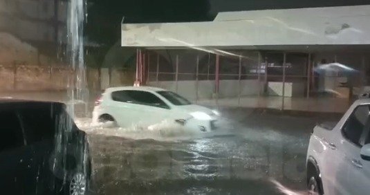 Chuvas alagam ruas e avenidas de Teresina