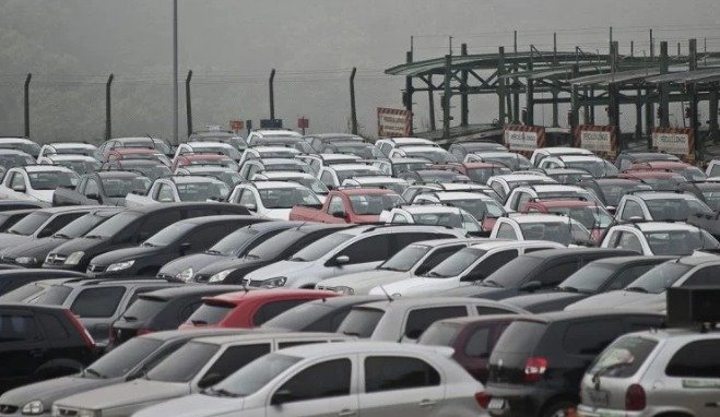 GM, Hyundai e Stellantis suspendem produção de veículos