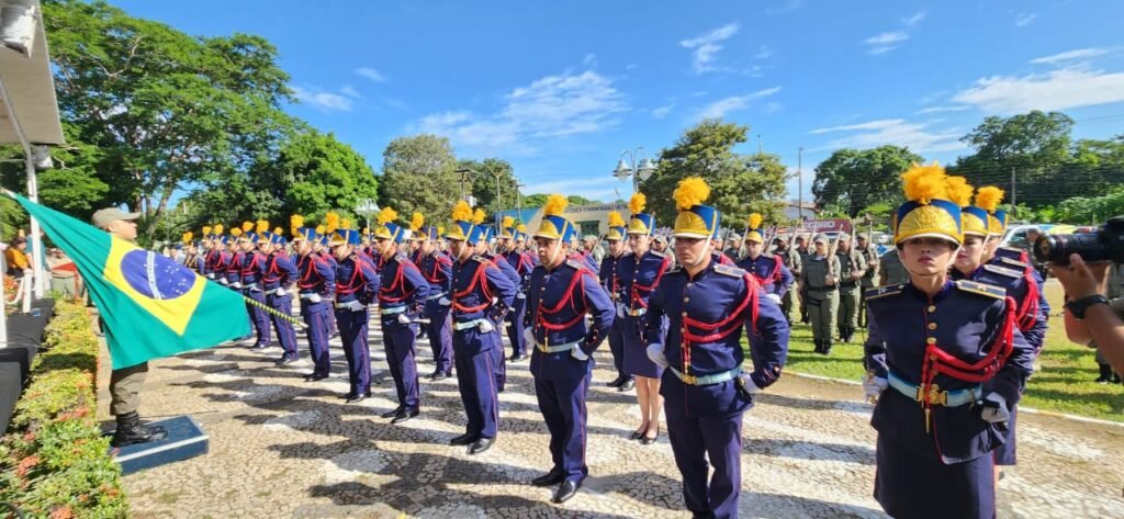 Polícia Militar entrega Espadim Tiradentes a cadetes